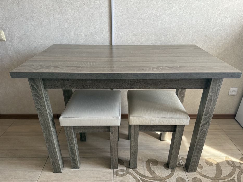 Кухонный стол и 2 табурета