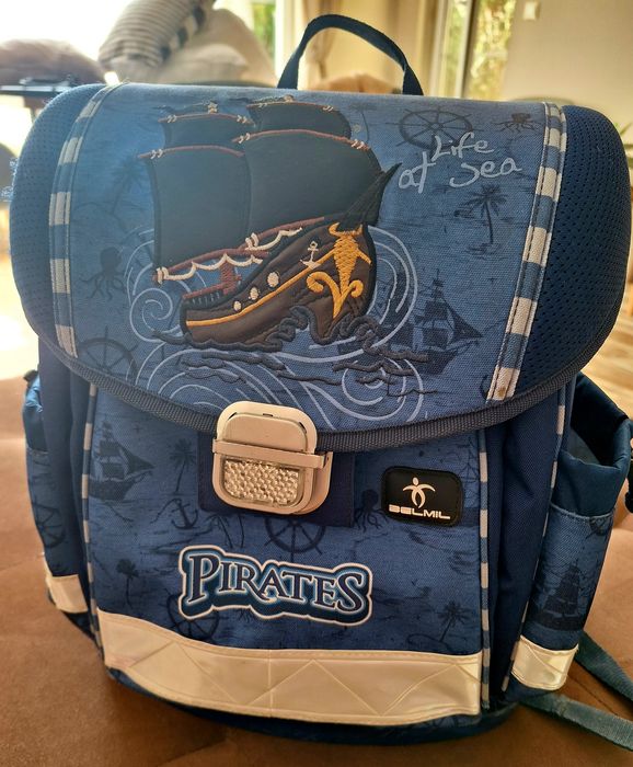 Ергономична ученическа раница-кутия Belmil