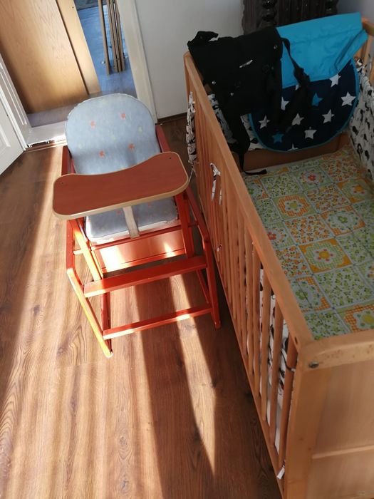 Vând pătuț, scaun solide ,hăinuțe, pat de 1m/2m