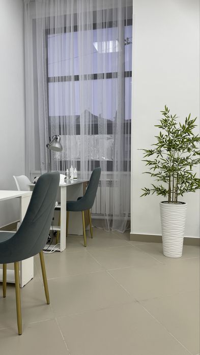 Продам педикюрное кресло ,комод, зеркало