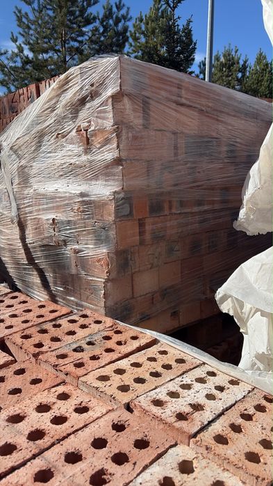 Продам кирпич 5 поддонов полуторка