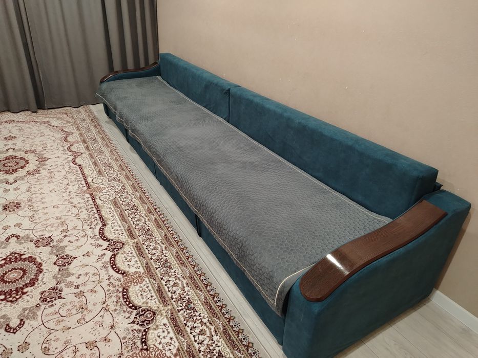 Продам диван б/у длина 4 метра в отличном состоянии за 150000т.тенге