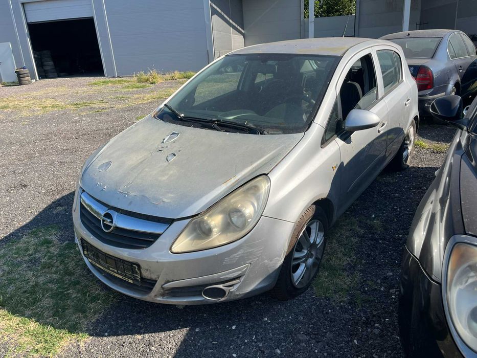 Dezmembrez Opel Corsa D 1,4 benzina gri argintiu 4 usi 2007