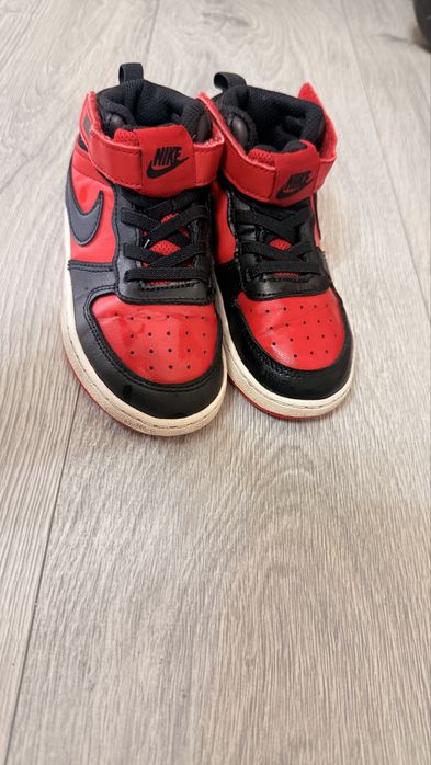 Vand adidasi Nike