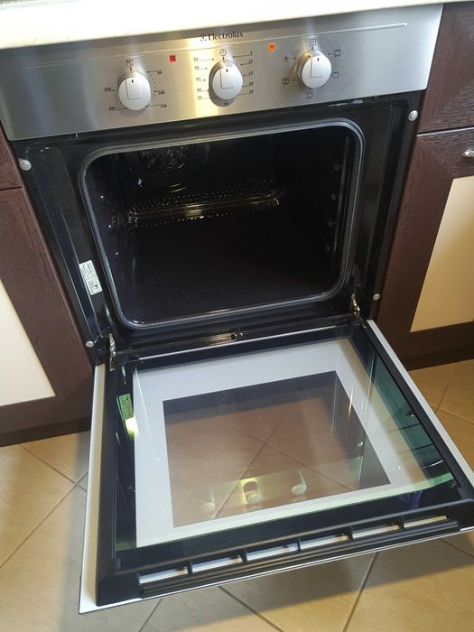 Новый духовой шкаф Electrolux EOB 31004
