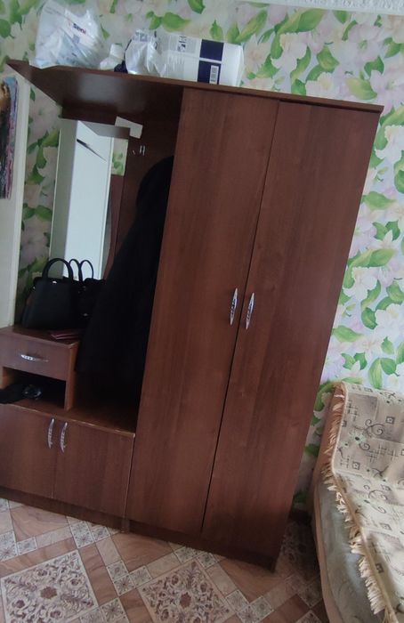 Продам шкаф в прихожей