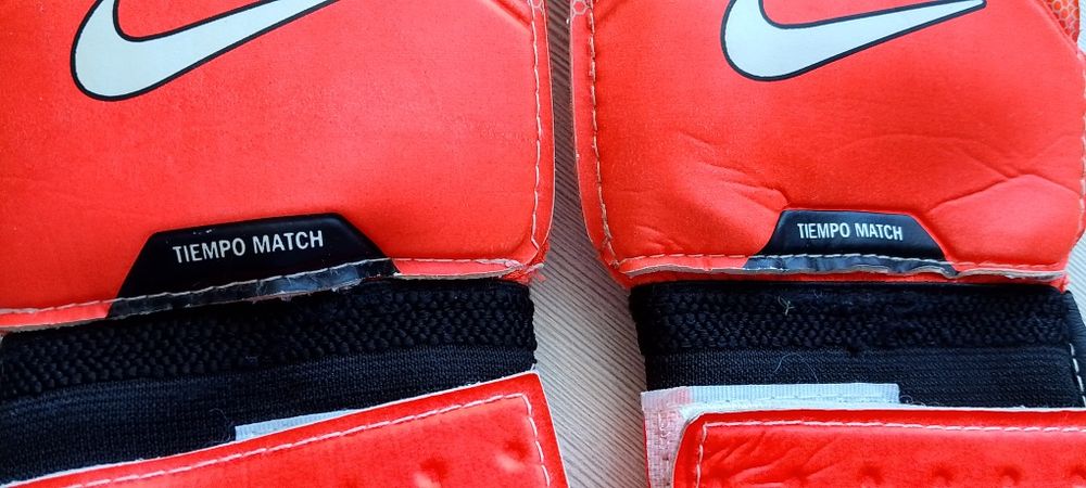 Футбольные перчатки и щитки