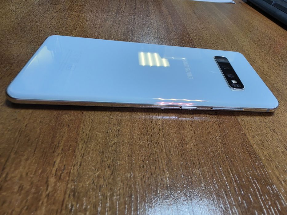 Продам телефон Самсунг S10+
