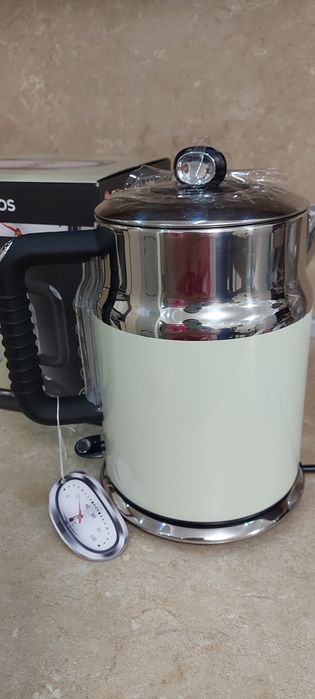 Електрическа кана Russell Hobbs с ретро дизайн