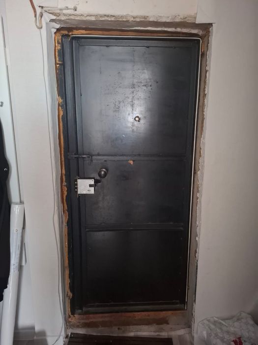 Продам железную дверь.