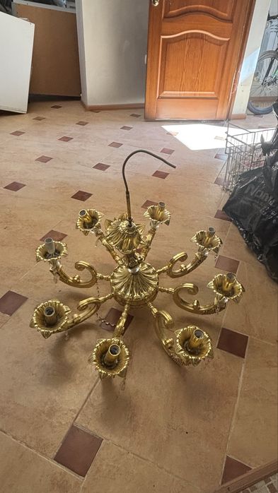 Люстры золотистые