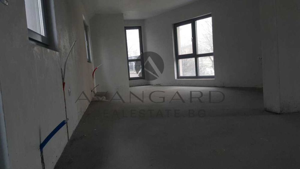 оф.23273 Тристаен апартамент до ОУ Райна Княгиня