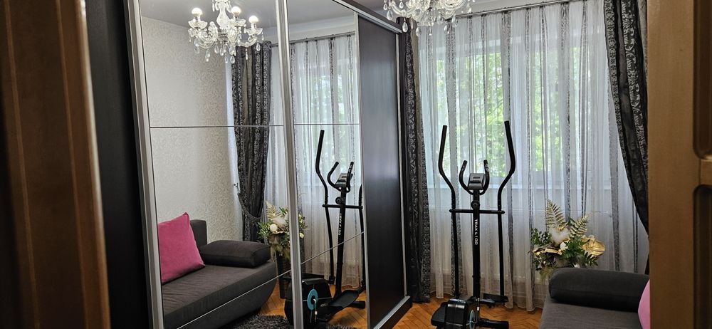 Vând apartament 4 camere zonă centrală