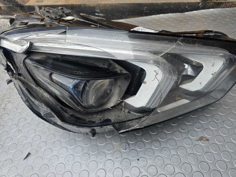 Счупен десен фар за Mercedes GLE Coupe W167