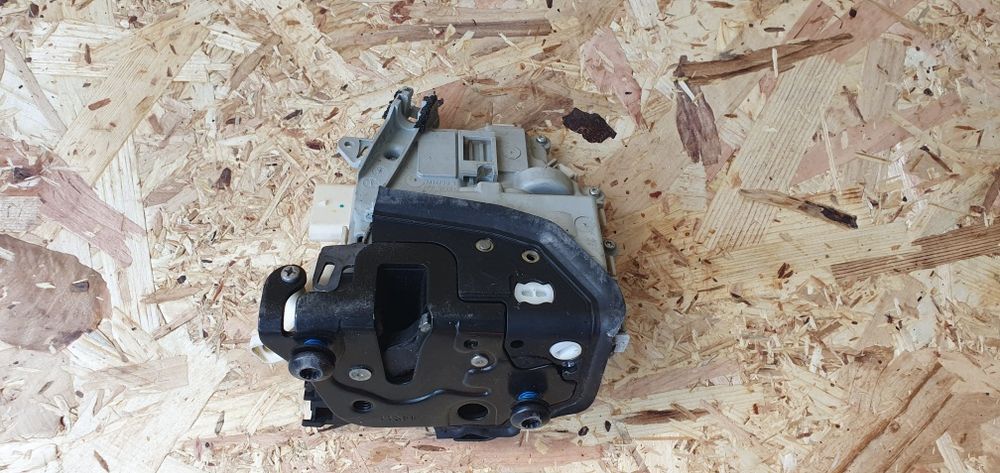 Broască / încuietoare ușă Audi A4 B8 / Q3 Q5 Q7 / A5 / A7 / A3 8V / A1