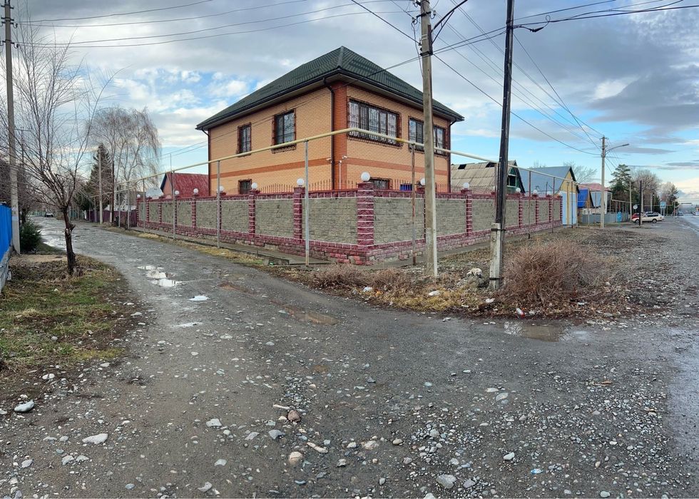 продается дом  с большим гаражом