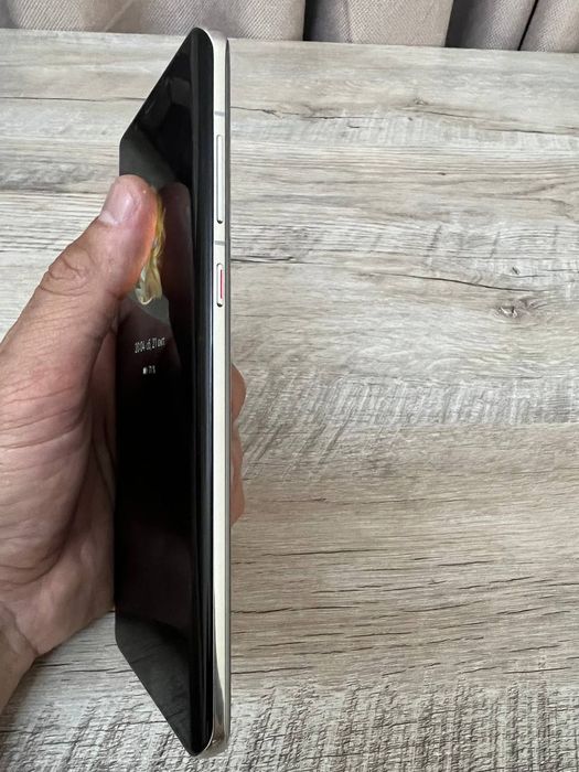 Продаю или обмен на айфон. Huawei mate 50 pro подарок наушники