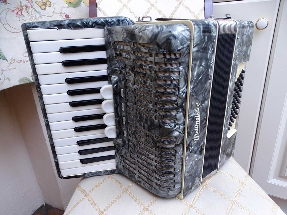 Много запазен стар акордеон Велтмайстер 40 баса