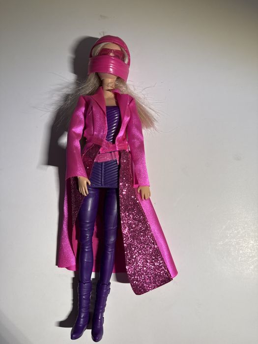 Papusa barbie spion