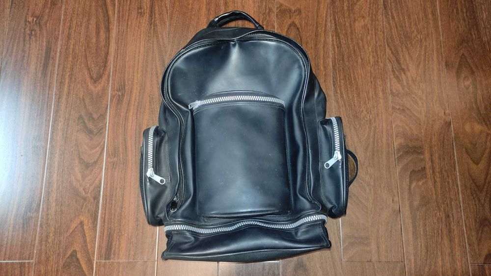 Rucsacuri, diferite marimi si preturi intre doar 40 si 200 lei.