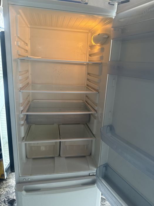 Продам холодильник Indesit