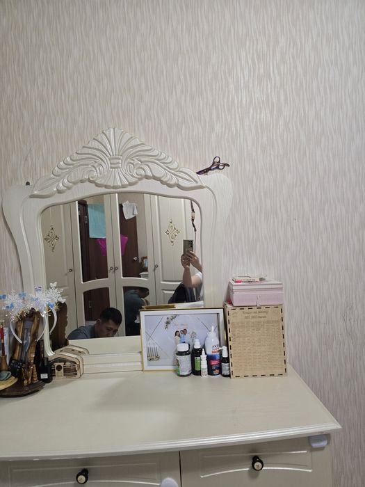 Тумба с зеркалом и прихожая