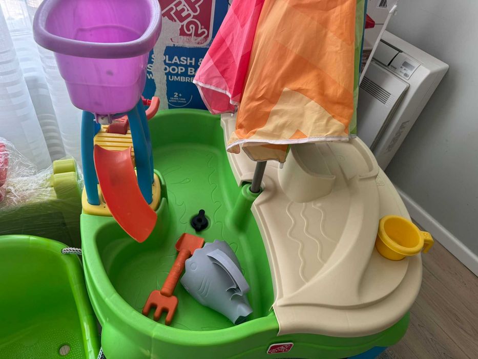 Step2 Splash & Scoop Bay с чадър – водна маса за игра, комплект с аксесоари