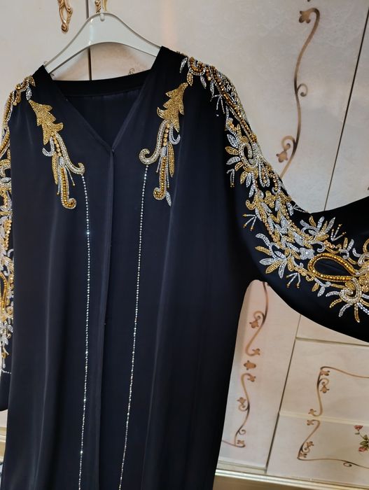 Abaya ichida koynegi bilan