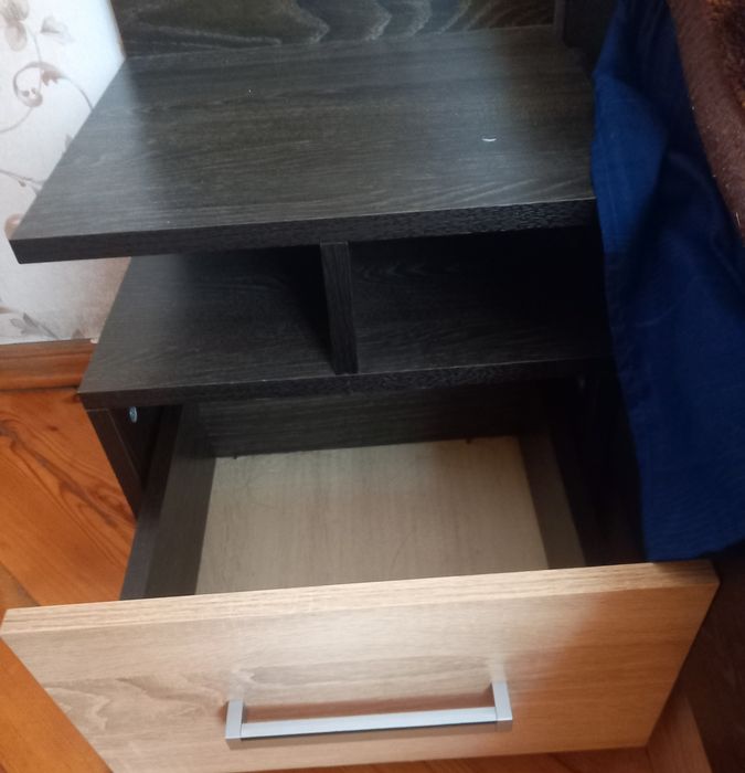 Прикроватная тумбочка из дерева