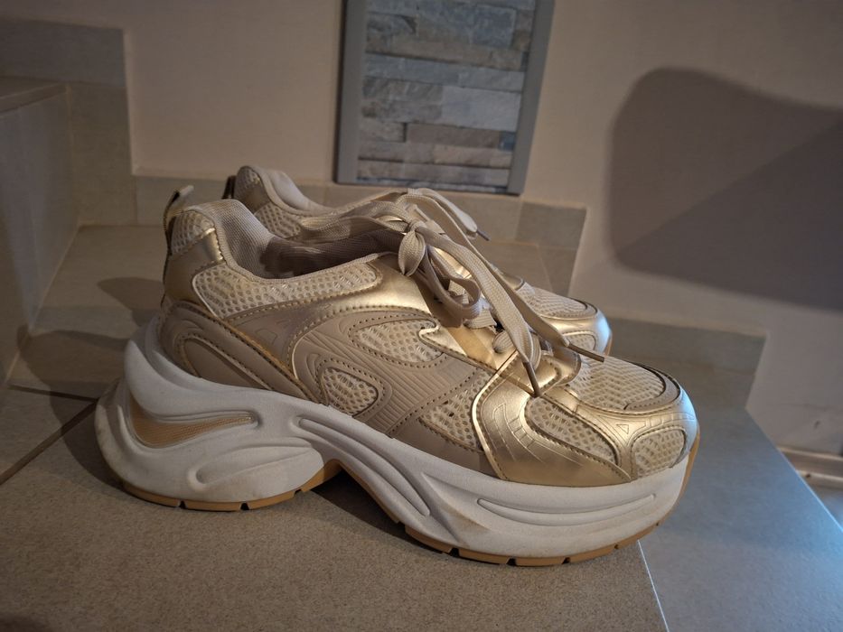 Дамски маратонки златно