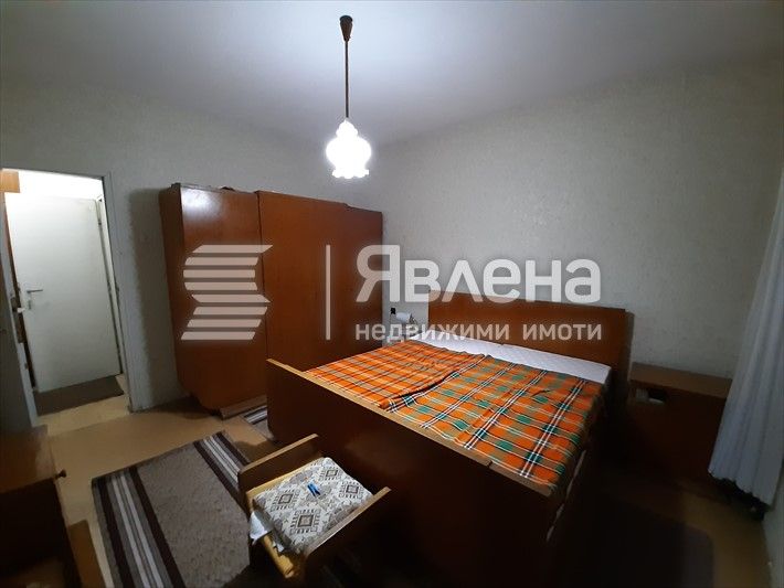 Дава се под наем Тристаен апартамент в Ямбол, Център - 80 кв.м за 255 € - Снимка #4