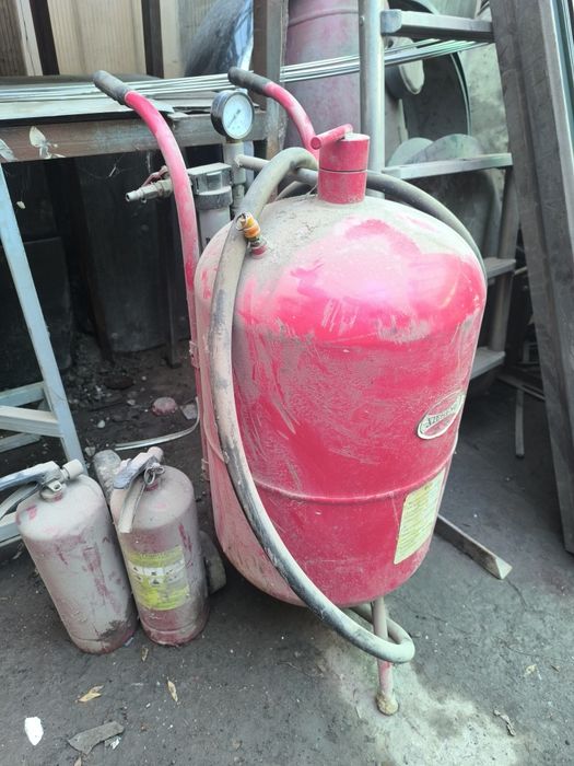 Баллоны углекислота, тиски, наковальня, пескоструй аппарат.