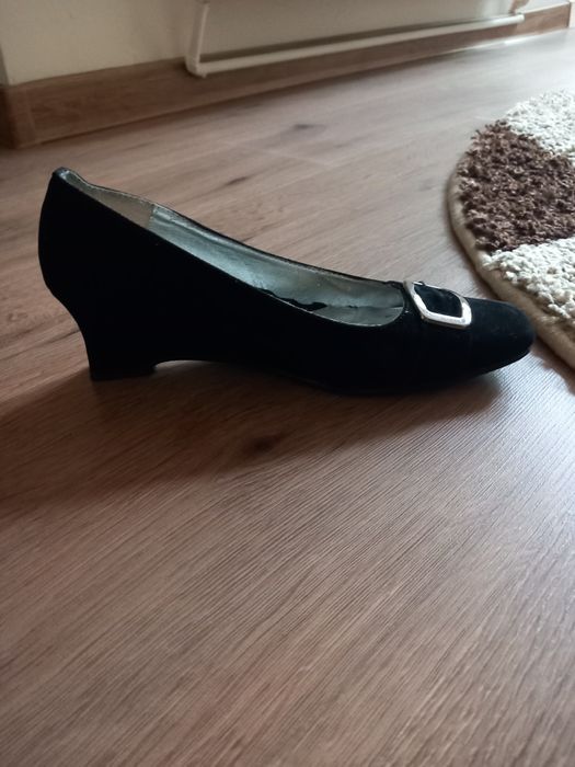 Vând pantofi din piele întoarsă.