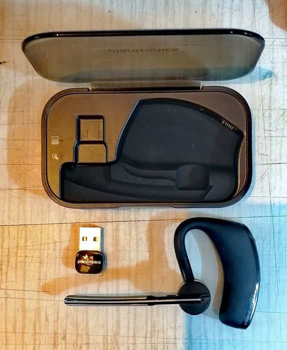 Блутут хендсфри слушалка Plantronics Voyager Legend със заряден кейс