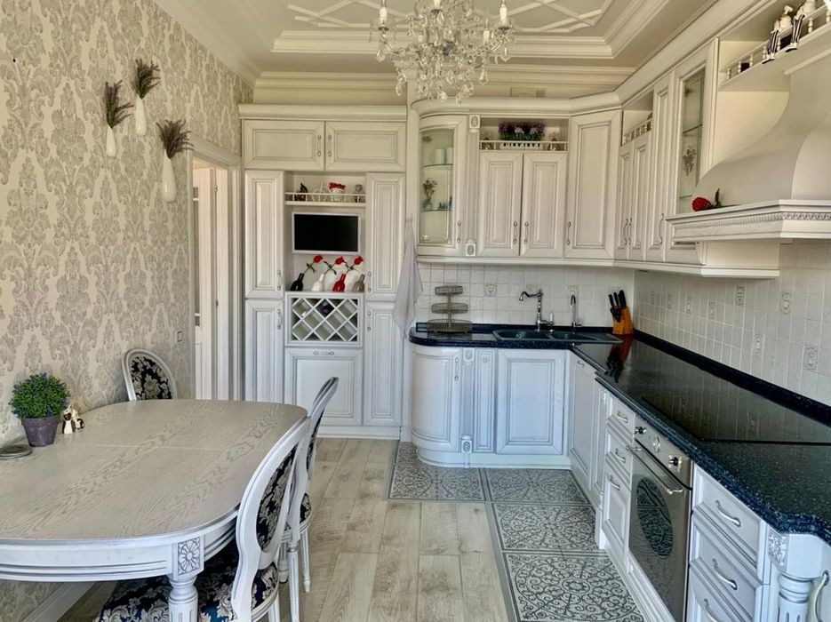 Обеденный стол со стульями