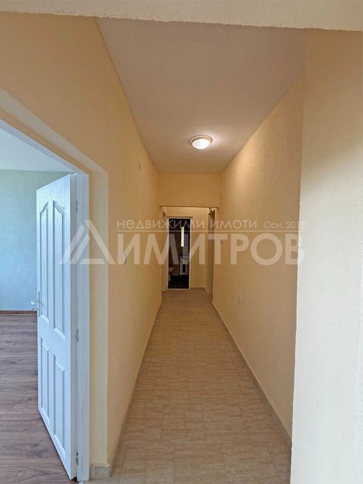 Продава двустаен (2+1) апартамент 56 кв.м. в центъра на в гр. Нови пазар. - снимка 11