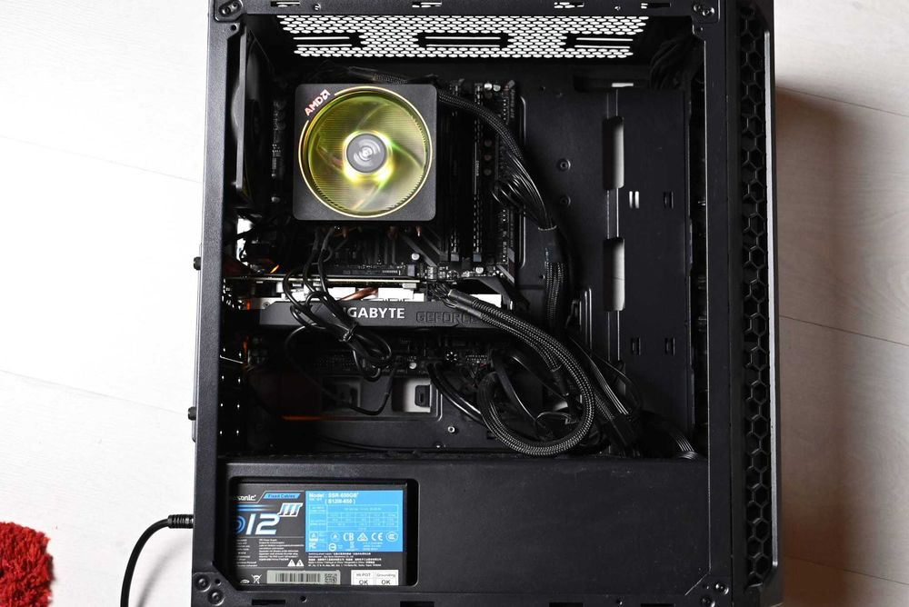 PC Ryzen 7 3700X, placă video GTX 1660, 32 GB RAM și SSD de 2 TB