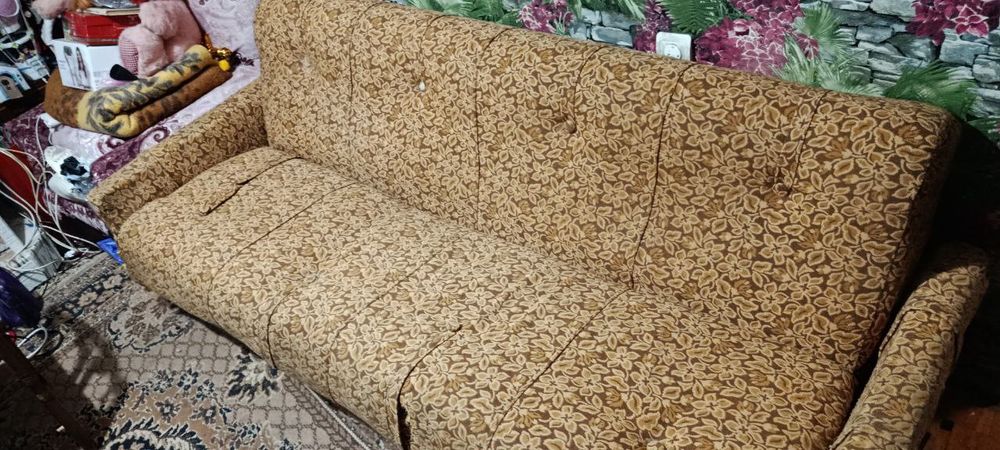 отдаю диван бесплатно (состояние среднее)