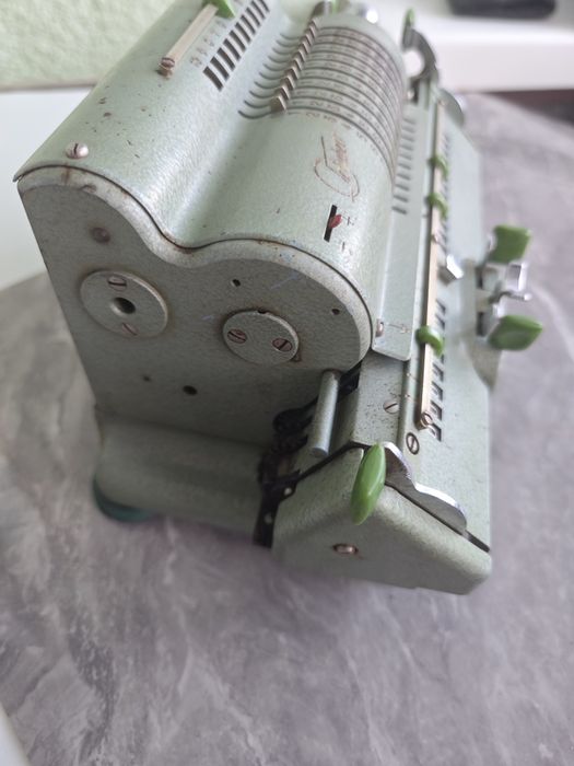 Стар механичен калкулатор Shubert DVR Немски