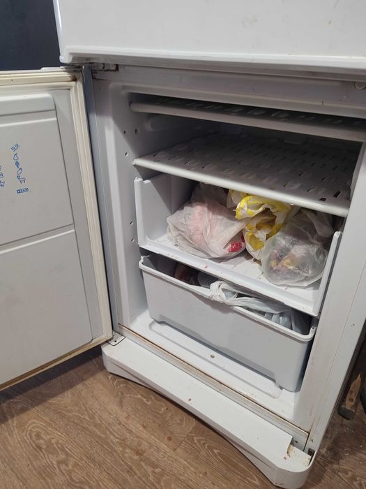 Холодильник indesit. Сломался. Бесплатно