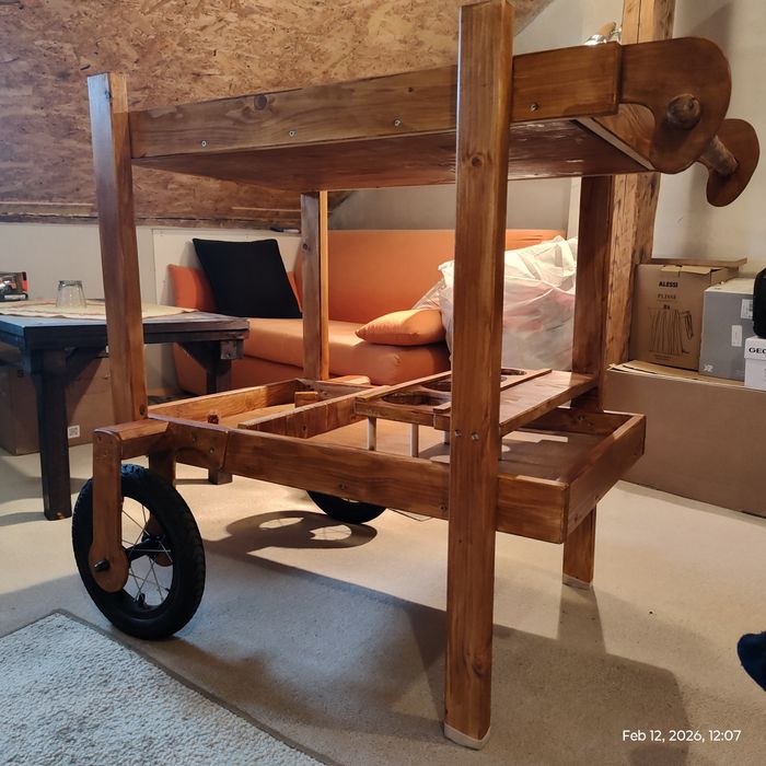 Маса, помощна маса с колела.