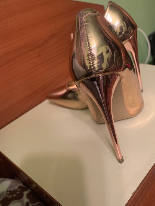 Vand stiletto marimea 35