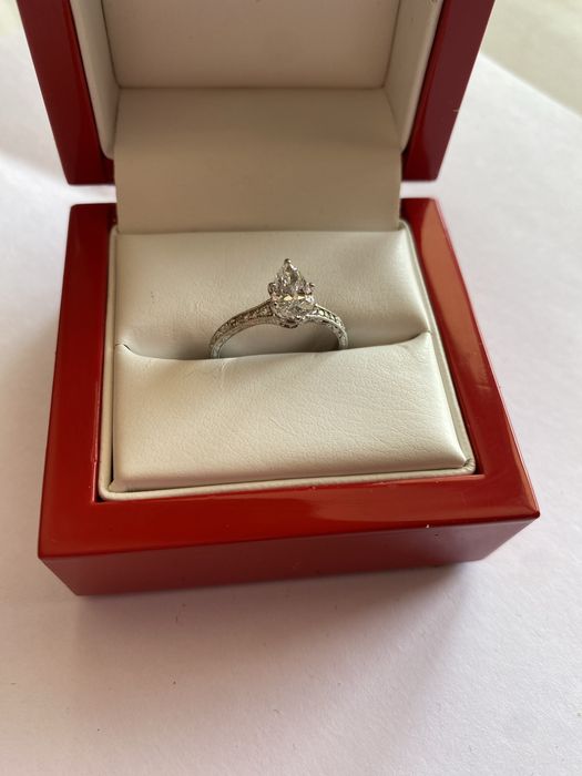 Продам кольцо с бриллиантом