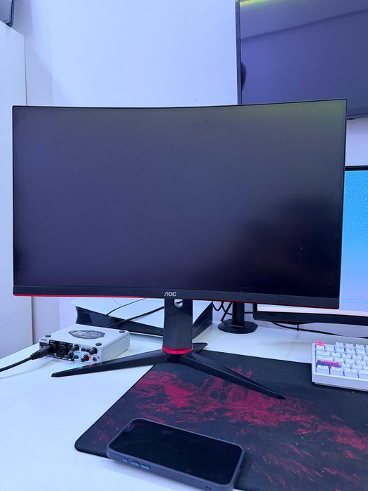 Monitor gaming curbat AOC 27” 240Hz – stare perfectă