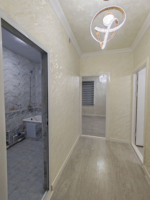 Микрорайонда 3 этажда 1хона 2хона килинган квартира срочна сотилади