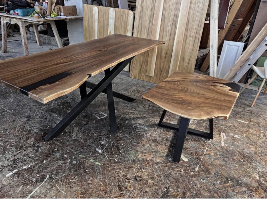 Трапезна и холна маса от цял орех и черна епоксидна смола