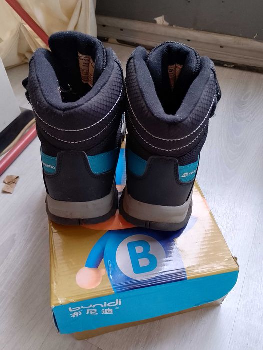 Продавам ботуши и маратонки.