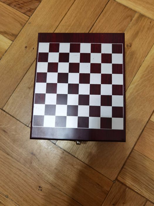 Сет за вино с шах фигури в едно