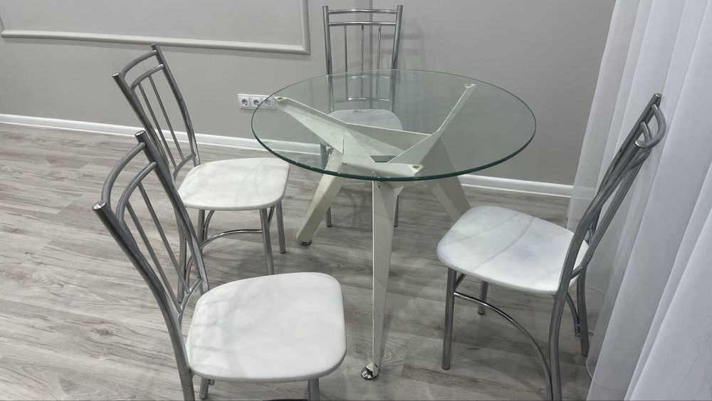 Стол со стульями