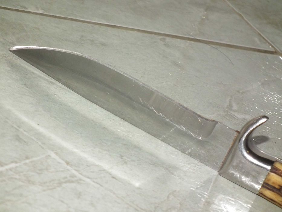 Cutit de vánátoare maghiar cu plásele din corn Magyar Diósgyőri Művek (Diósgyőri Acélművek)